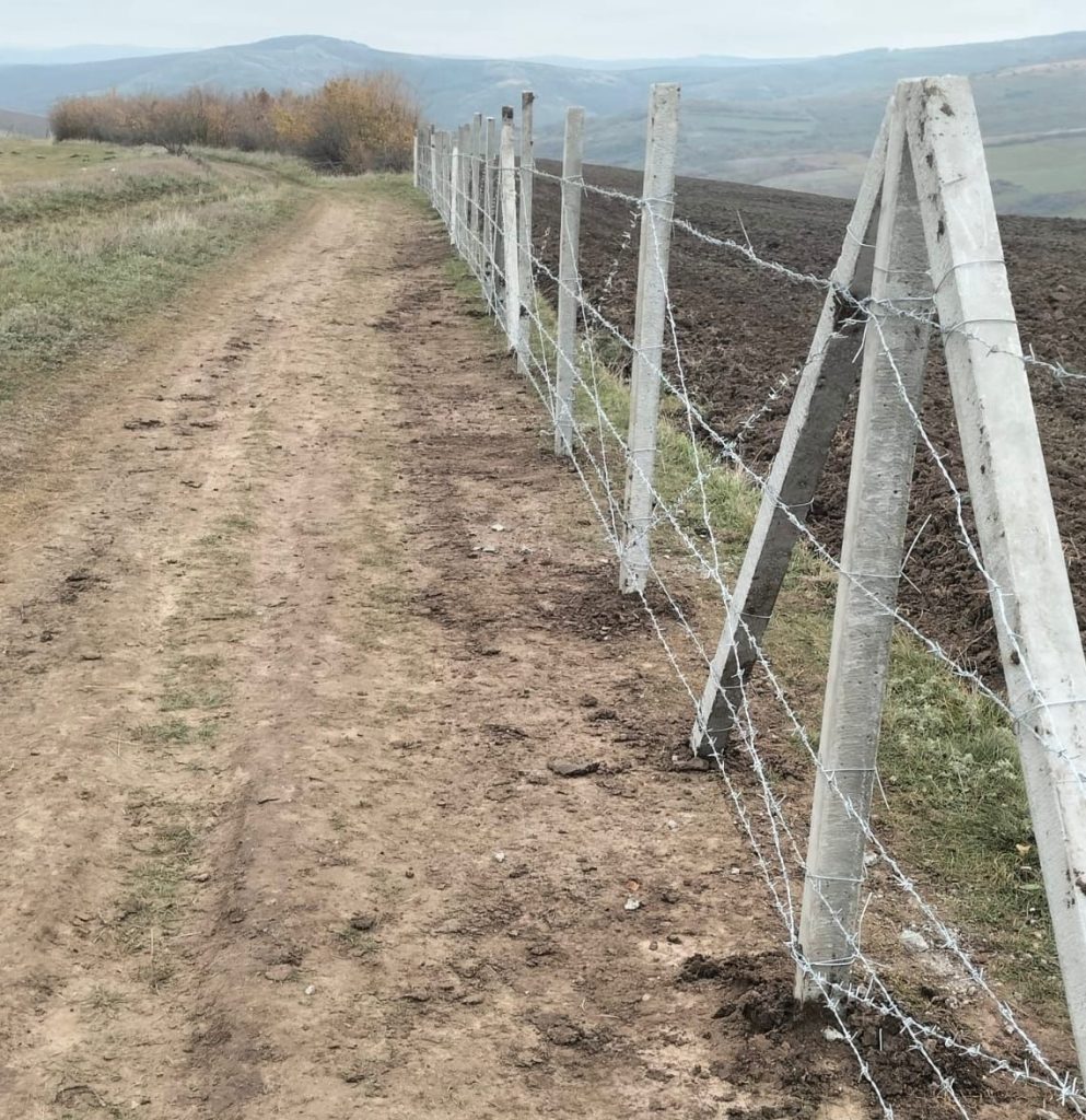 Sol argilos? Stâlpii de beton sunt cei mai potriviți